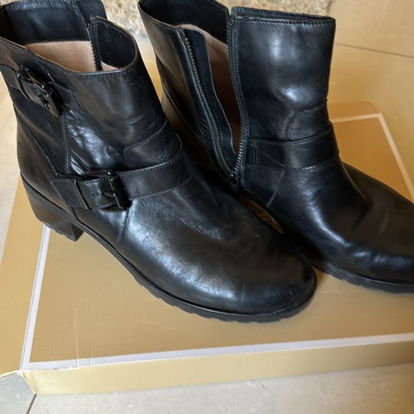 NWOT Michael Kors jet set 6 black ankle boots - Picture 3 of 4